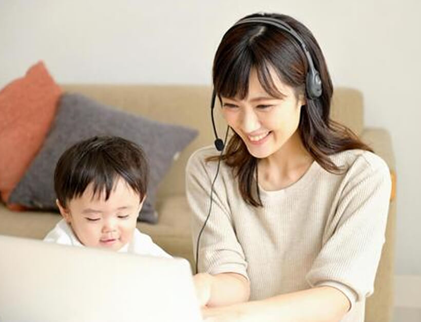 子供の側で仕事をする女性