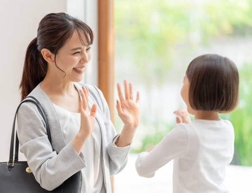 子供とハイタッチする女性