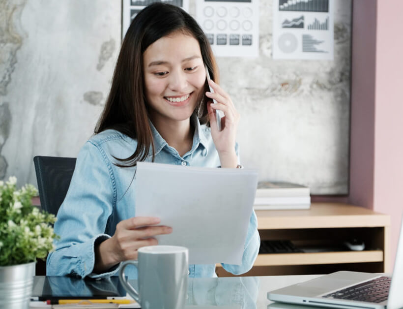 電話をする女性