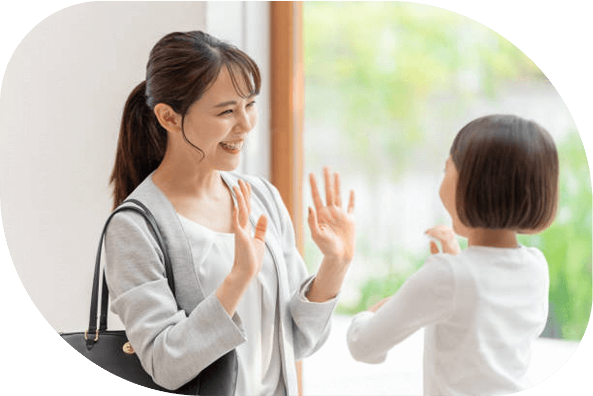 子供とハイタッチする女性