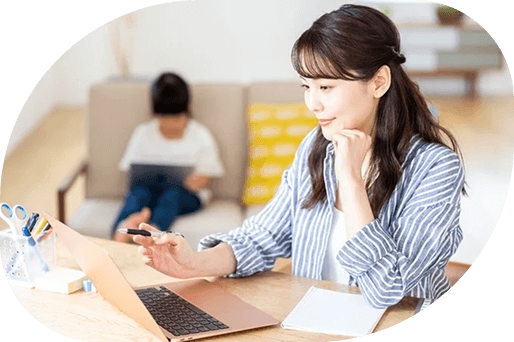 家で子供の側で仕事をする女性