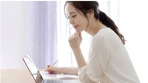 PC前で仕事をする女性