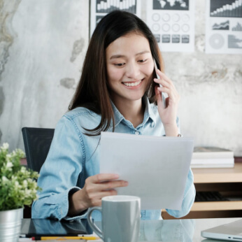 電話をする女性